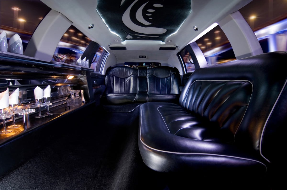 WHY YOU SHOULD USE A LIMO SERVICE FOR YOUR NEXT SPECIAL OCCASION