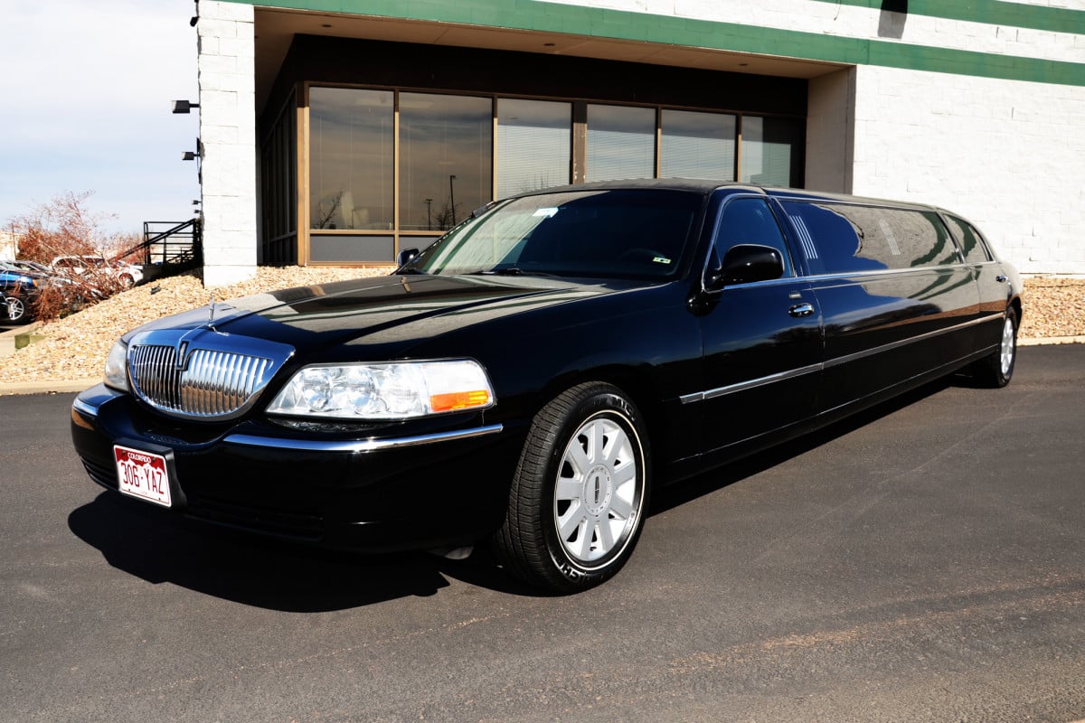 HOW TO GET AROUND DENVER IN STYLE WITH A LIMO RENTAL